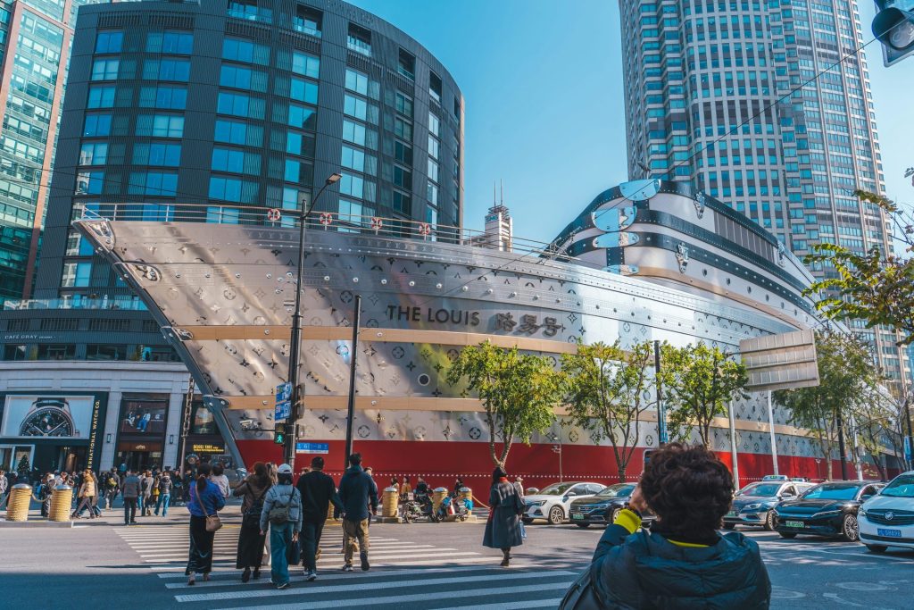 Modernes Gebäude in Form eines Kreuzfahrtschiffes
